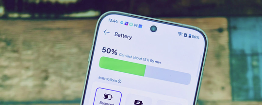 Phone displaying low battery health warning